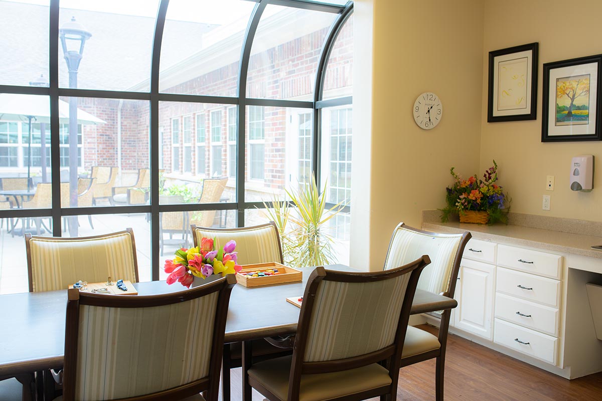 Jasmine Estates of Edmond | Empty break room with a table and chairs