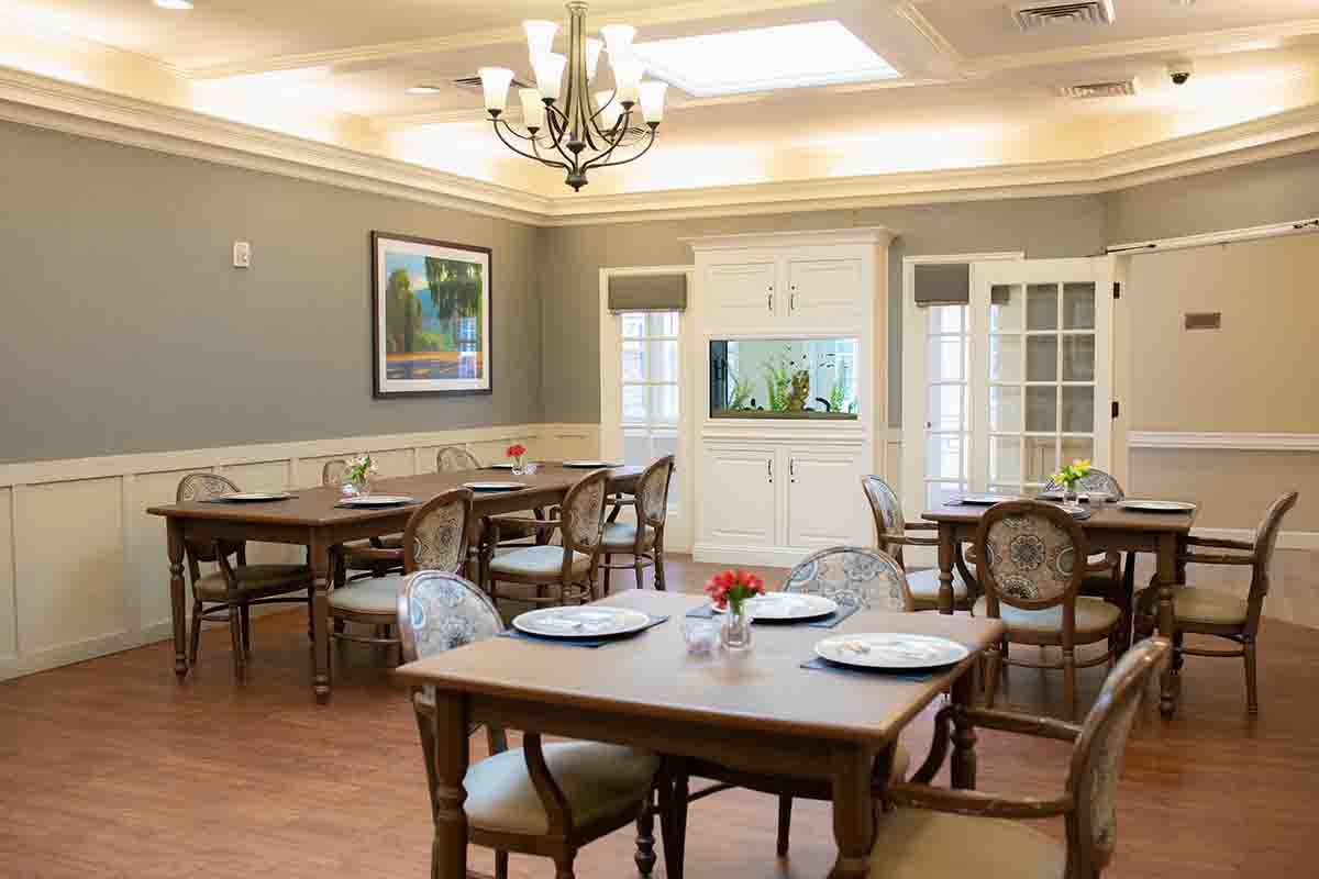Jasmine Estates of Edmond | Empty dining room with a fishtank